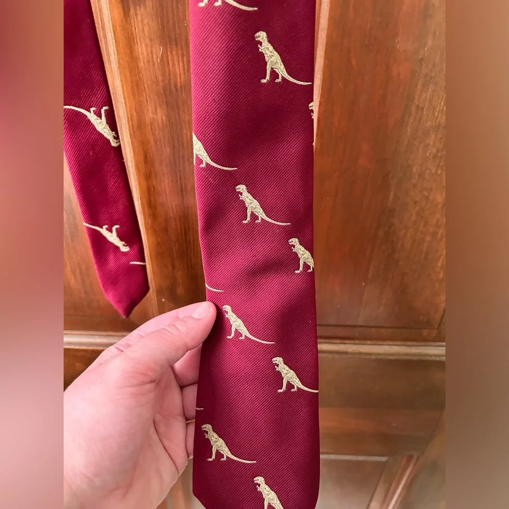 Awesome T-Rex Youth tie, made for the American Natural History Museum. No stains